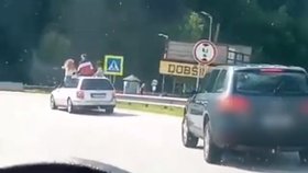 Mladí v Rožňavě jeli nebezpečně v autě. Policie apeluje i na rodiče, aby si pohlídali, jak a s kým jejich děti tráví prázdniny.