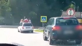 Mladí v Rožňavě jeli nebezpečně v autě. Policie apeluje i na rodiče, aby si pohlídali, jak a s kým jejich děti tráví prázdniny.