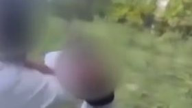 Teenageři dívku zkopali kvůli pár drobným.