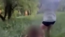Teenageři dívku zkopali kvůli pár drobným.