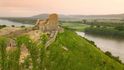Dvoubarevný soutok Moravy a Dunaje stráží hrad Děvín