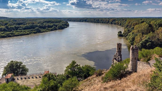 Dvoubarevný soutok Moravy a Dunaje stráží hrad Děvín