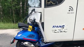 U Tatranské Lomnice na Slovensku zemřel po čelním střetu s autobusem 41letý řidič modrého mopedu.
