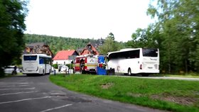 U Tatranské Lomnice na Slovensku zemřel po čelním střetu s autobusem 41letý řidič modrého mopedu.