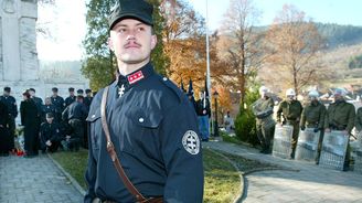 Slovenská policie obvinila poslance Kotlebu. Chudým předal šek s „nacistickou symbolikou“