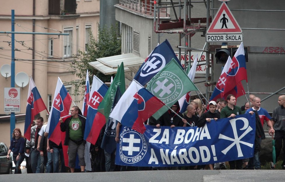 Pravicově populistická slovenská strana Kotleba-Lidová strana Naše Slovensko (LSNS) neuspěla ve sněmovně se svým návrhem, aby samosprávné kraje mohly zřizovat ozbrojené pořádkové složky pro potírání kriminality.