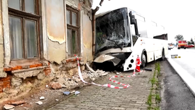 Autobus narazil do rodinného domu, málem skončil v obýváku. 5 lidí skončilo v nemocnici.