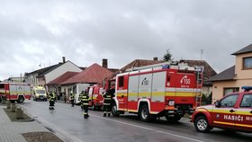 Autobus narazil do rodinného domu, málem skončil v obýváku. 5 lidí skončilo v nemocnici.