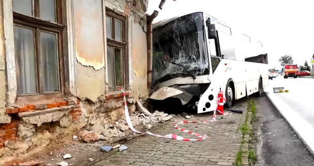 Autobus narazil do rodinného domu: Chybělo málo a skončil v obývacím pokoji