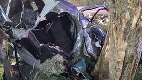 Auto se během havárie roztrhlo na dva kusy