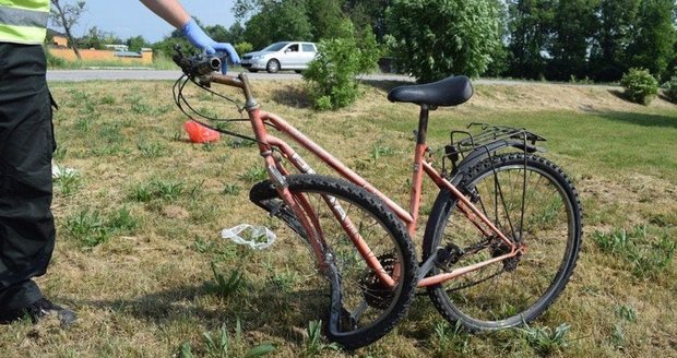 Auto srazilo cyklistu, ten zemřel. Ilustrační foto