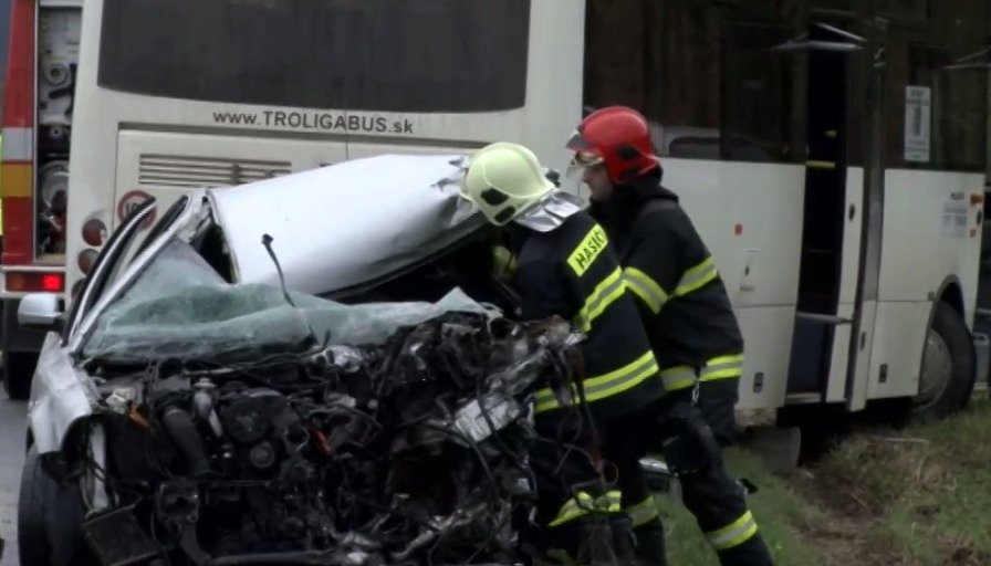 Tragická nehoda auta a autobusu: Zemřel devatenáctiletý řidič Dušan.