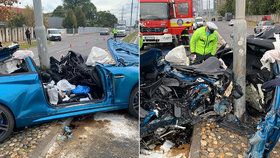 Auto zřejmě ve vysoké rychlosti narazilo do sloupu pouličního osvětlení, který luxusní vůz doslova rozpůlil.