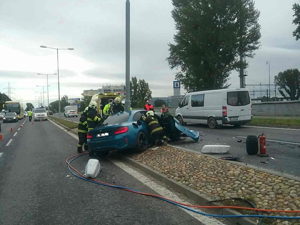 Auto zřejmě ve vysoké rychlosti narazilo do sloupu pouličního osvětlení, který luxusní vůz doslova rozpůlil.