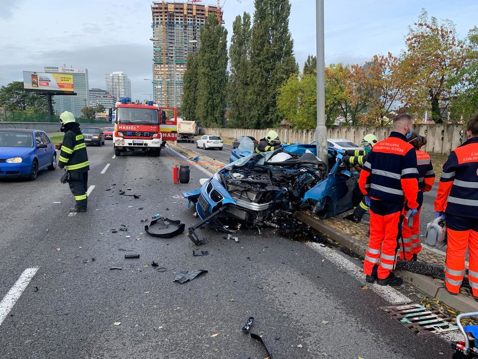 Auto zřejmě ve vysoké rychlosti narazilo do sloupu pouličního osvětlení, který luxusní vůz doslova rozpůlil.