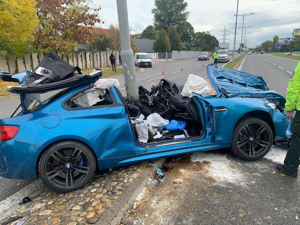 Auto zřejmě ve vysoké rychlosti narazilo do sloupu pouličního osvětlení, který luxusní vůz doslova rozpůlil.