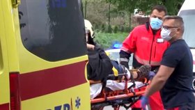 Opilého viníka nehody odvezla záchranka do nemocnice se zraněnou nohou.
