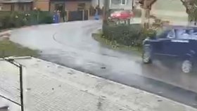 K nehodě došlo v zatáčce, řidič dodávky přejel do protisměru