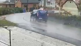 K nehodě došlo v zatáčce, řidič dodávky přejel do protisměru