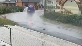 Čelně se srazil s protijedoucím osobním vozem