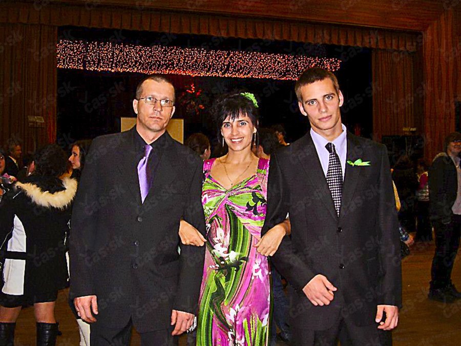 Alena (uprostřed) měla s manželem jednoho syna a sedm adoptovaných dětí
