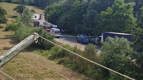Osobní vůz s rodinou se srazil s nákladním autem, ženy na místě zemřely.