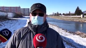 Muž (35) ze slovenských Bošan v neděli spadl do ledové řeky Nitry a už nevyplaval, osudným se mu stal alkohol. Pátrají po něm hasiči i policie.