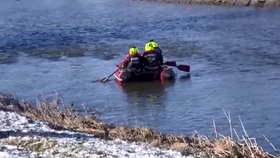 Muž (35) ze slovenských Bošan v neděli spadl do ledové řeky Nitry a už nevyplaval, osudným se mu stal alkohol. Pátrají po něm hasiči i policie.