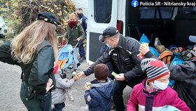 Matka přespávala s šesti dětmi v parku. Dětem byla zima a trpěly hladem a žízní.