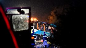 Při tragické nehodě autobusu a náklaďáku vyhaslo 12 životů.