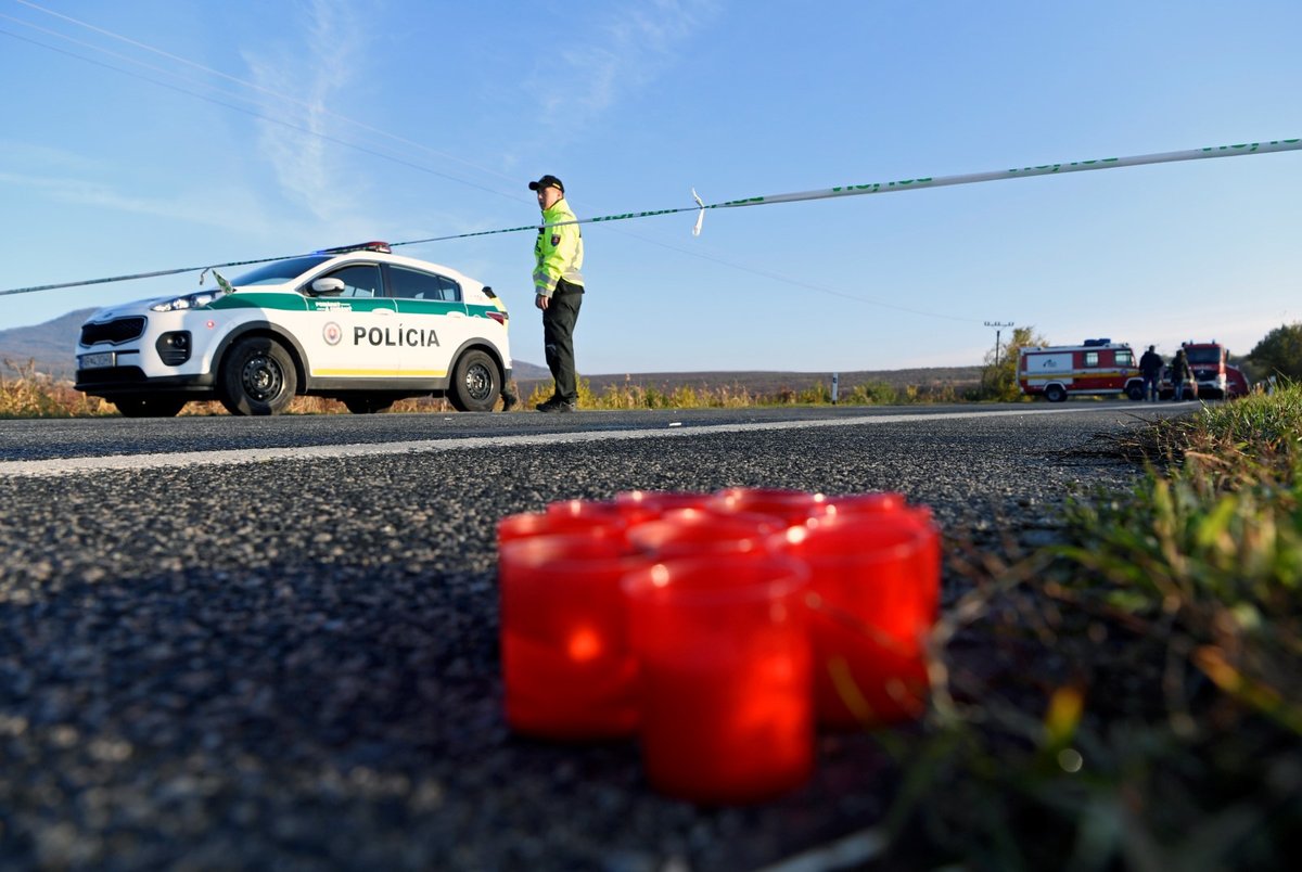 Při tragické nehodě autobusu a náklaďáku vyhaslo 12 životů.