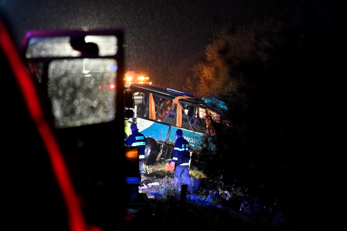 Při tragické nehodě autobusu a náklaďáku vyhaslo 12 životů.