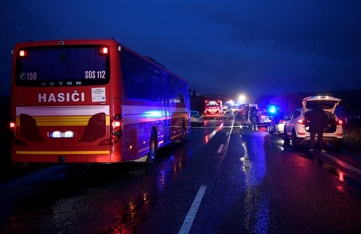 Při tragické nehodě autobusu a náklaďáku vyhaslo 12 životů.