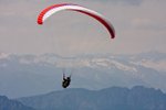 V Albánii zemřel při paraglidingu 70letý Čech. (ilustrace)