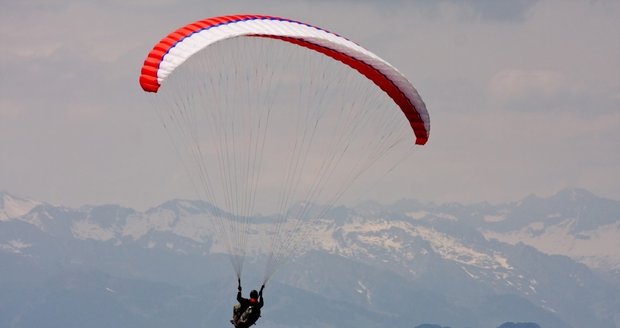 V Albánii zemřel při paraglidingu 70letý Čech. (ilustrace)