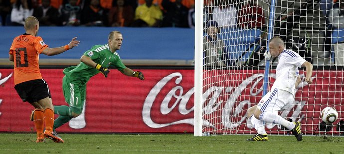 Wesley Sneijder navyšuje skóre Nizozemců o dva góly.