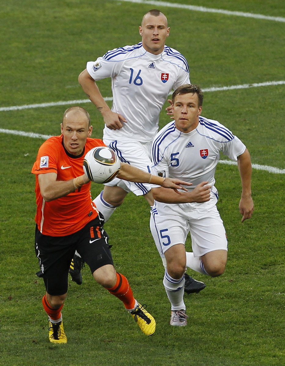 Arjen Robben vypálil na slovenskou branku dvakrát, jednou uspěl.