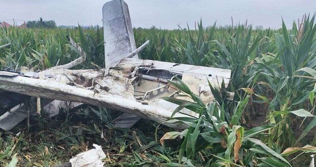 U Nových Zámků havarovalo sportovní letadlo, pilot na místě zemřel