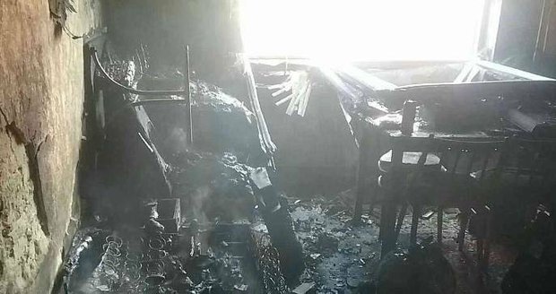Muž (59) v obci Ochodnica polil ženu (70) hořlavinou a zapálil dům. Policie incident vyšetřuje jako pokus o vraždu.