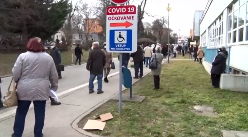 Před očkovacími centry praskají nervy: V Nitře dcera jedné z čekajících žen dokonce lidi ve frontě fyzicky napadala.