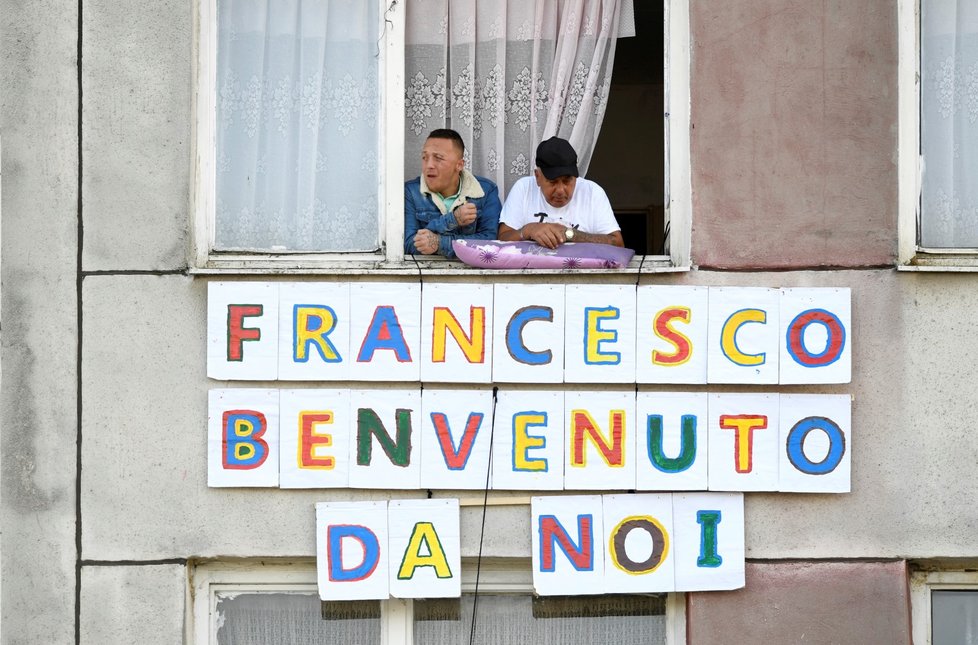 Romové na sídlišti Luník čekají na papeže Františka.