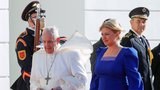Čaputová vítala papeže v modrém. Dostal med a ventilátor, synovi premiéra zavázal botu