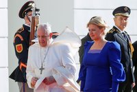 Čaputová vítala papeže v modrém. Dostal med a ventilátor, synovi premiéra zavázal botu
