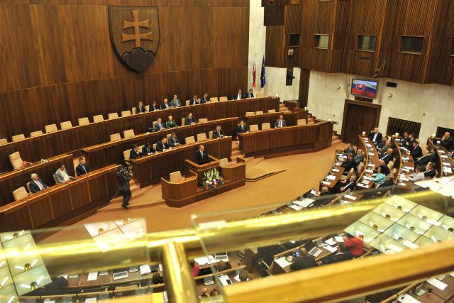 Zásahem sociálky se zabývá i slovenský parlament.