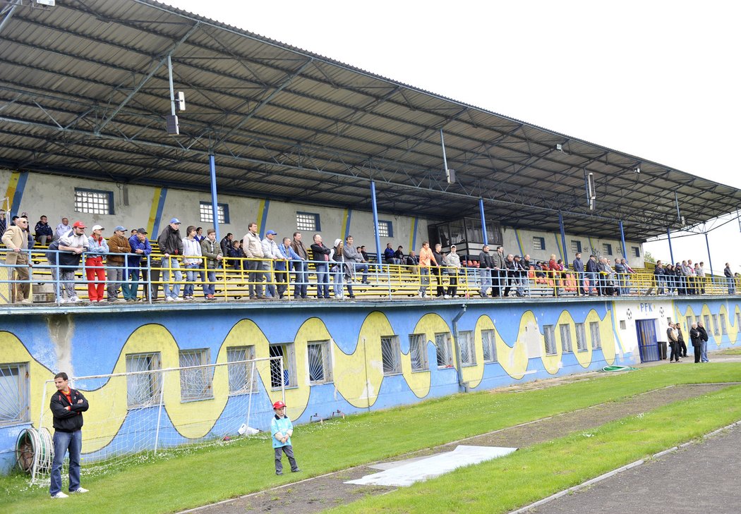 Diváci na stadionu v Piešťanech sledují trénink fotbalistů Slovenska.