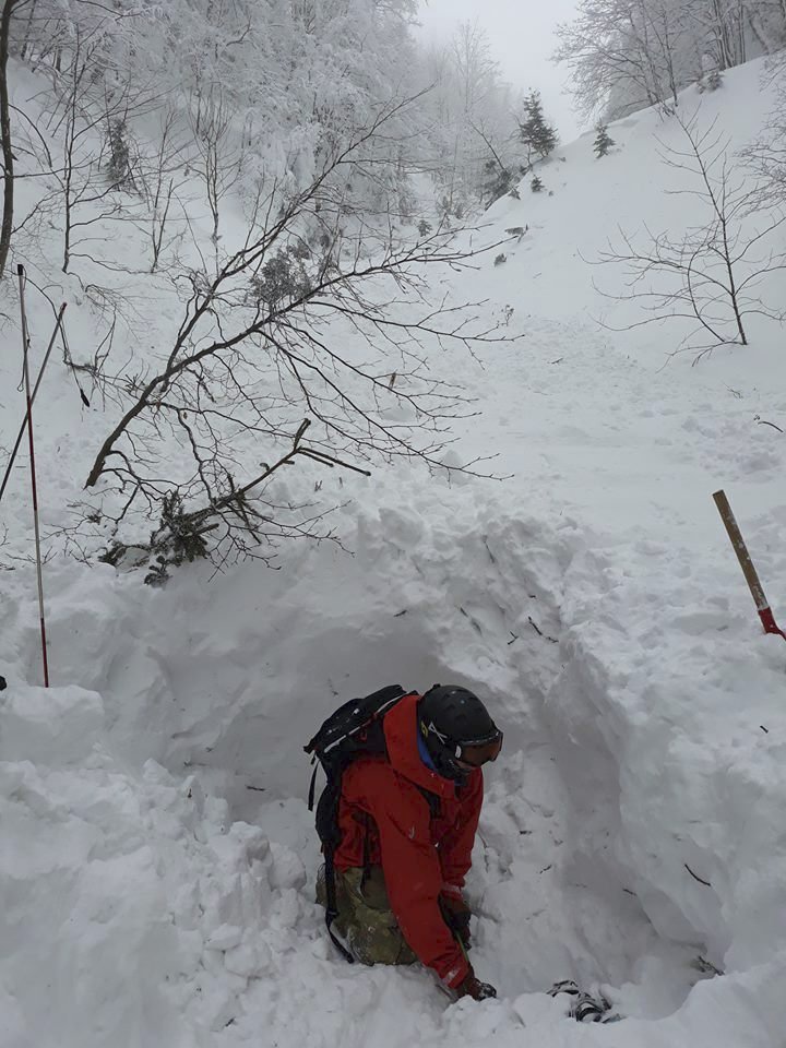 Lavina na Slovensku v Malé Fatře zabila domácího skialpinistu. Slovenská horská služba varovala, že kvůli sněžení lavinové nebezpečí roste (9. 1. 2019).