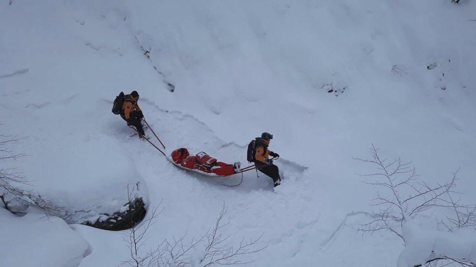 Lavina na Slovensku v Malé Fatře zabila domácího skialpinistu. Slovenská horská služba varovala, že kvůli sněžení lavinové nebezpečí roste. (9. 1. 2019)