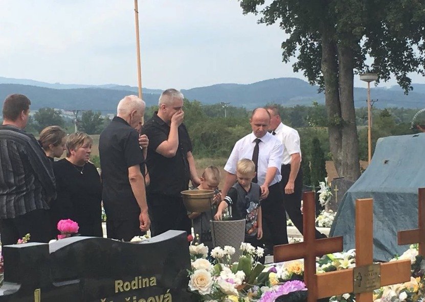 S Majkou se přišly rozloučit desítky lidí. Manžel Patrik se syny nezadrželi slzy.