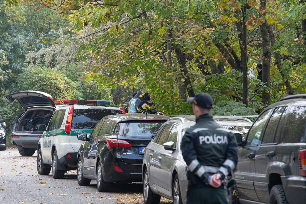 Pátrání po střelci, který v centru Bratislavy zavraždil dva mladé muže. Policisté ho našli mrtvého (12. 10. 2022).