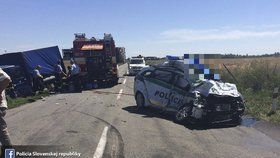 Dodávka smetla policejní vůz. Dva muži zákona byli na místě mrtví.